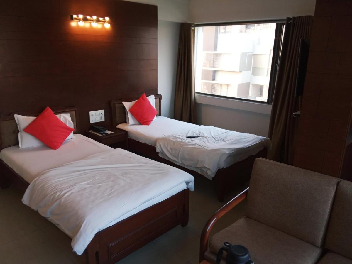 Hotel Apex Ахмедабад Екстериор снимка