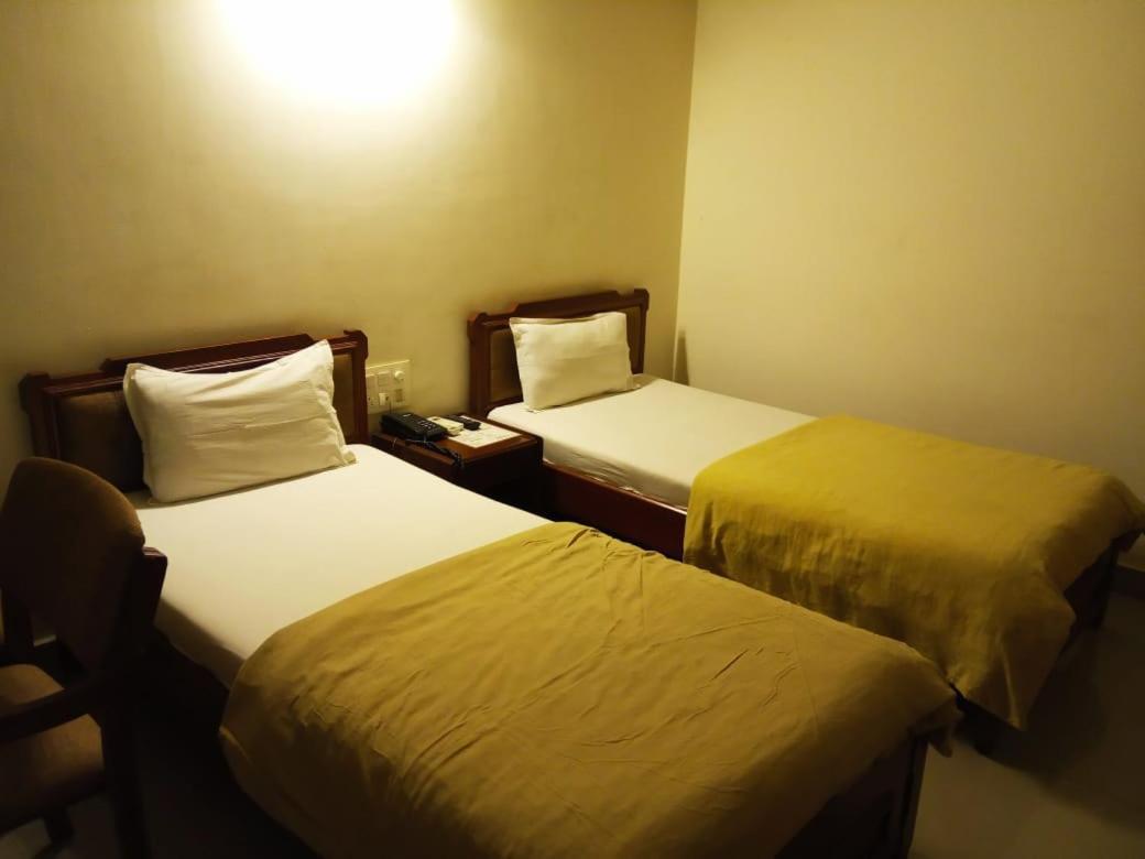 Hotel Apex Ахмедабад Екстериор снимка