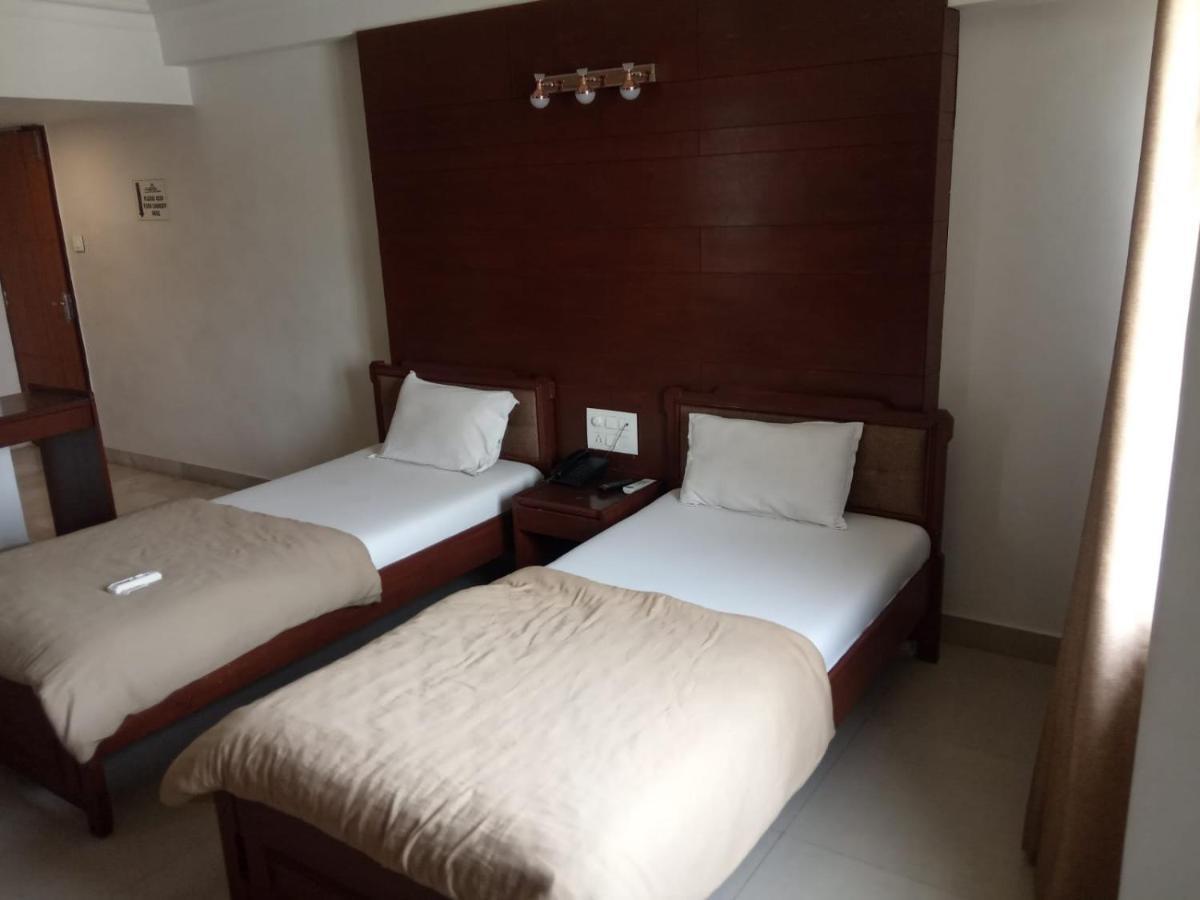 Hotel Apex Ахмедабад Екстериор снимка