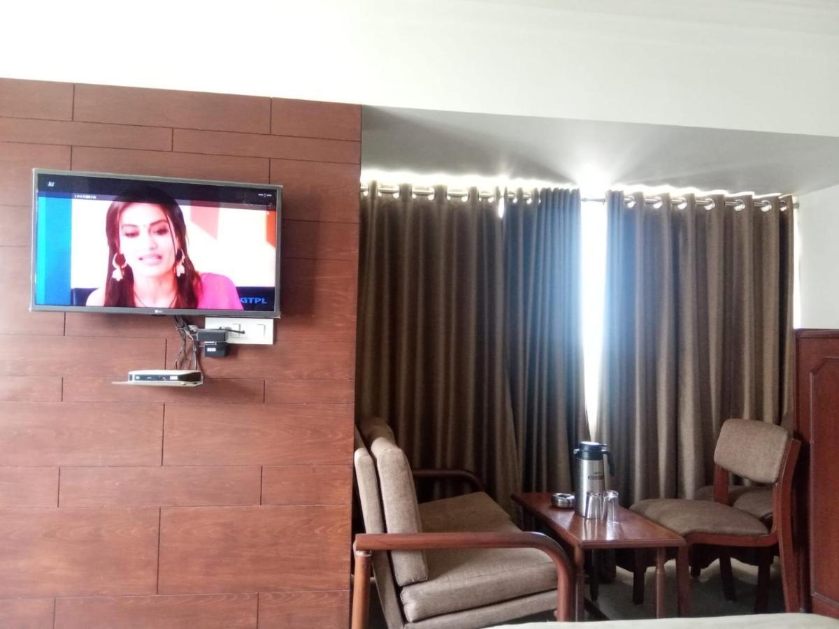 Hotel Apex Ахмедабад Екстериор снимка
