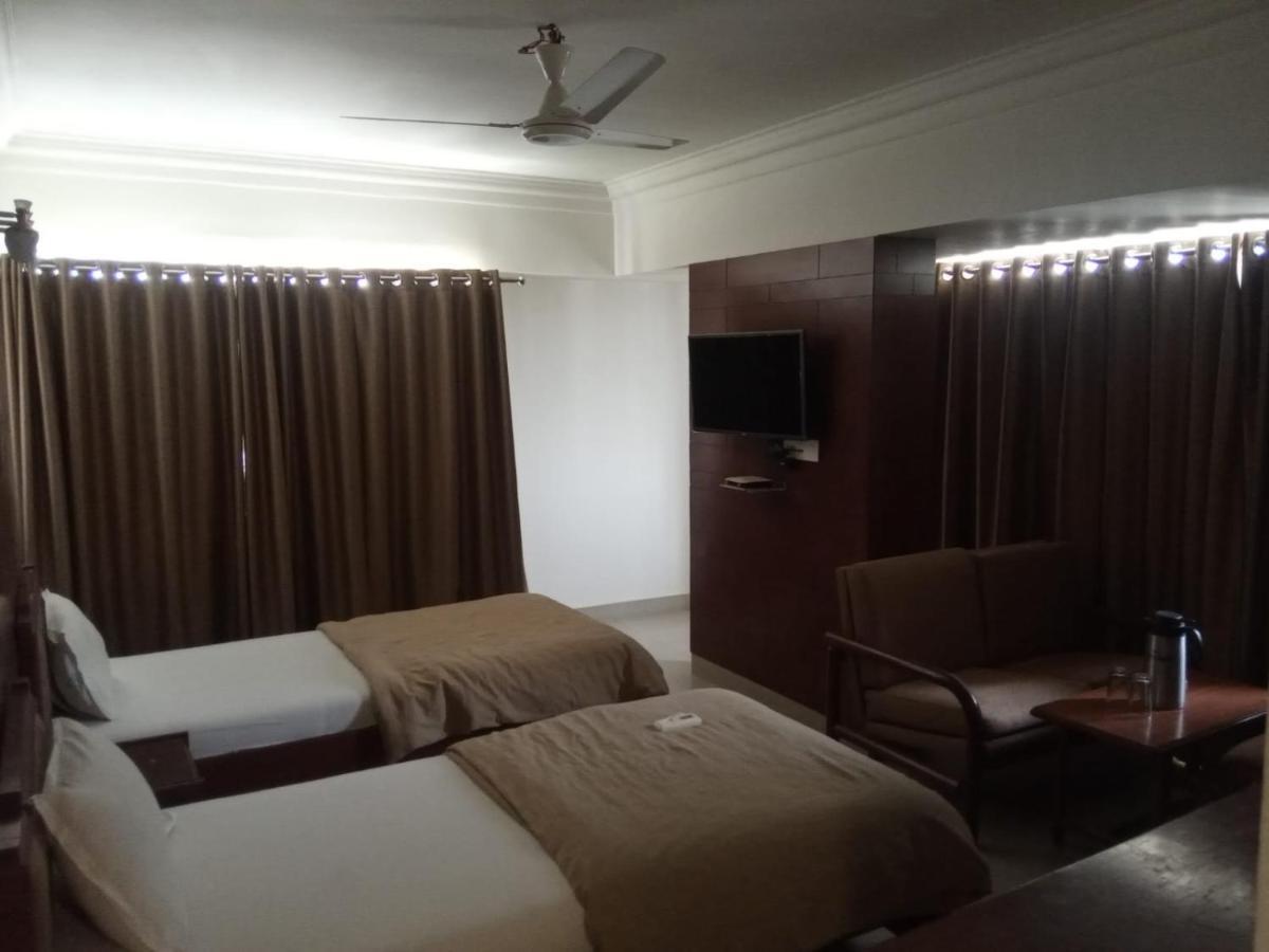Hotel Apex Ахмедабад Екстериор снимка