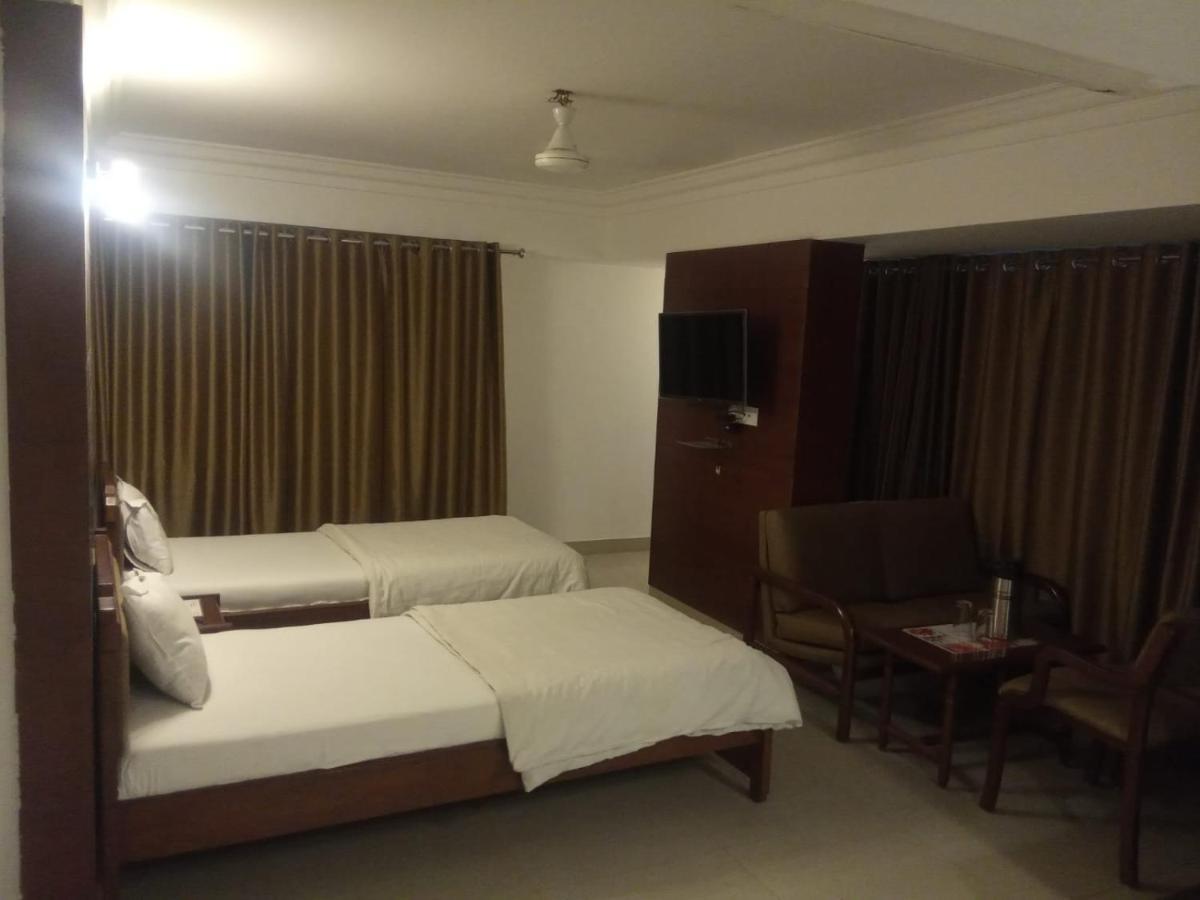 Hotel Apex Ахмедабад Екстериор снимка