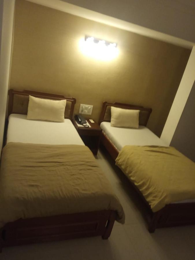 Hotel Apex Ахмедабад Екстериор снимка