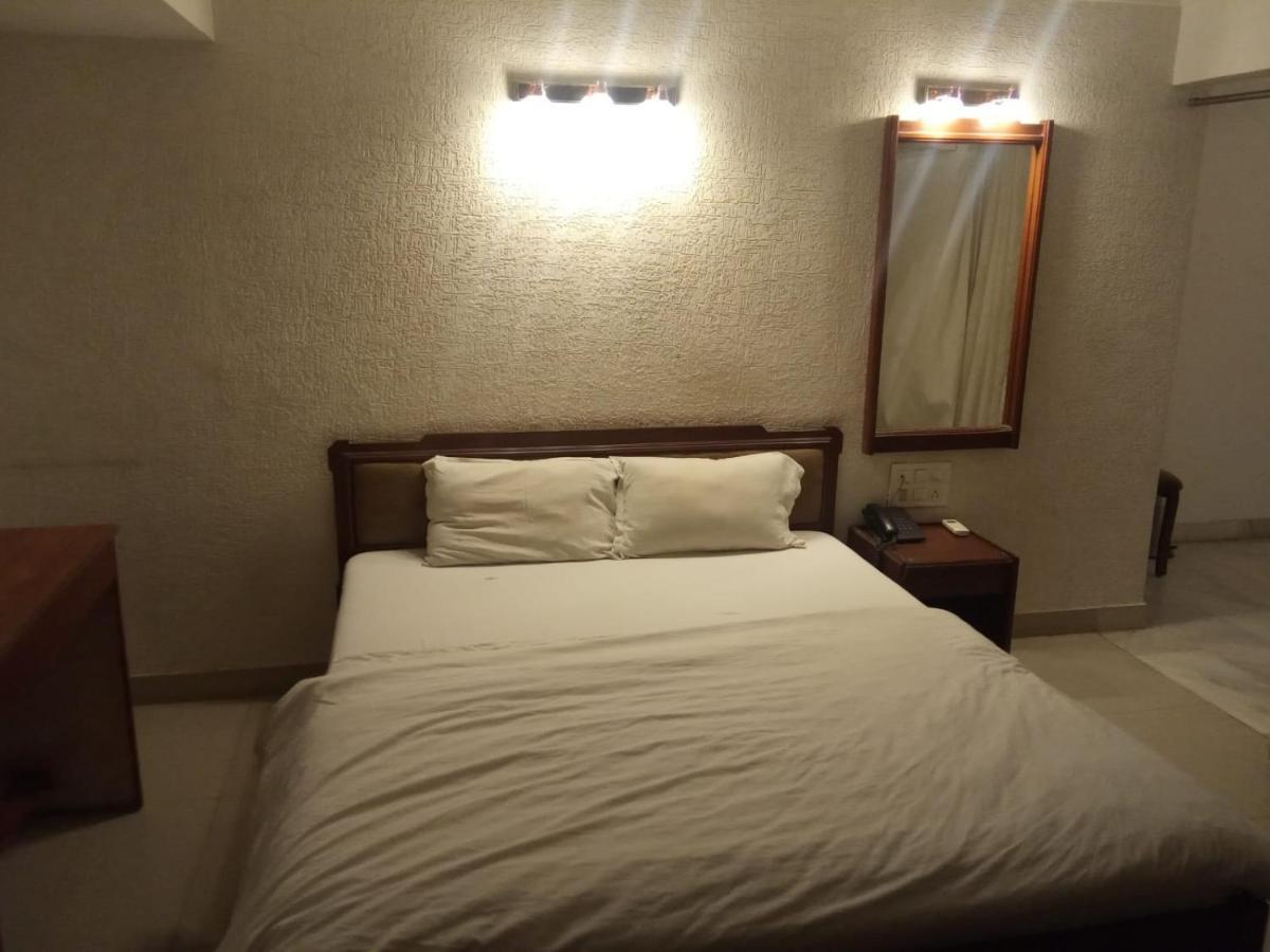 Hotel Apex Ахмедабад Екстериор снимка
