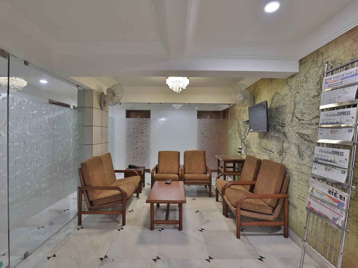 Hotel Apex Ахмедабад Екстериор снимка